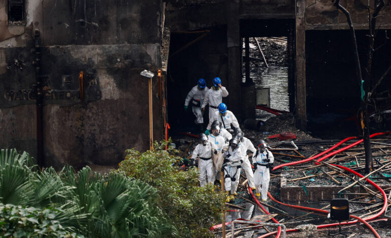 mortes-em-hong-kong-apos-incendio-vao-a-151,-e-detencoes-chegam-a-14