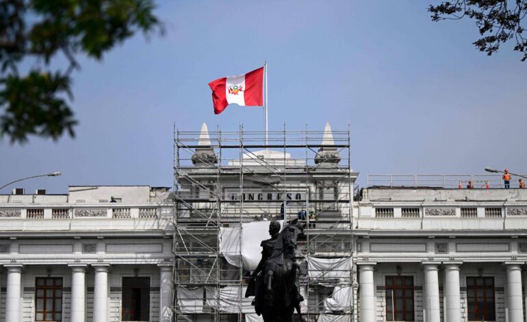carro-de-pre-candidato-a-presidencia-do-peru-e-alvo-de-tiros;-ele-nao-se-feriu