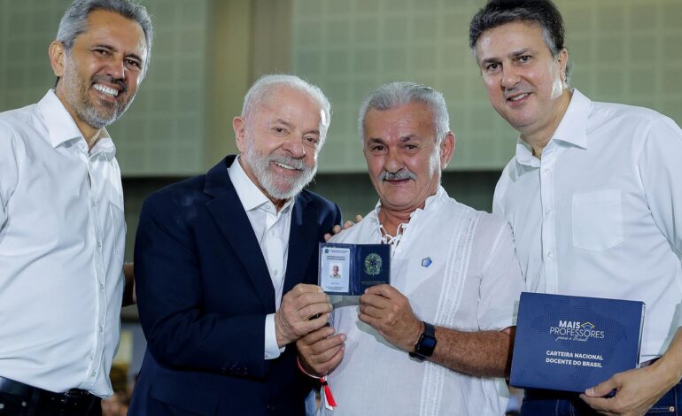 lula-entrega-carteiras-de-docente-a-professores-do-ceara