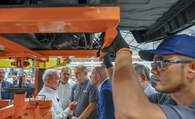 lula:-queda-da-pobreza-esta-ligada-a-menor-inflacao-e-maiores-salarios