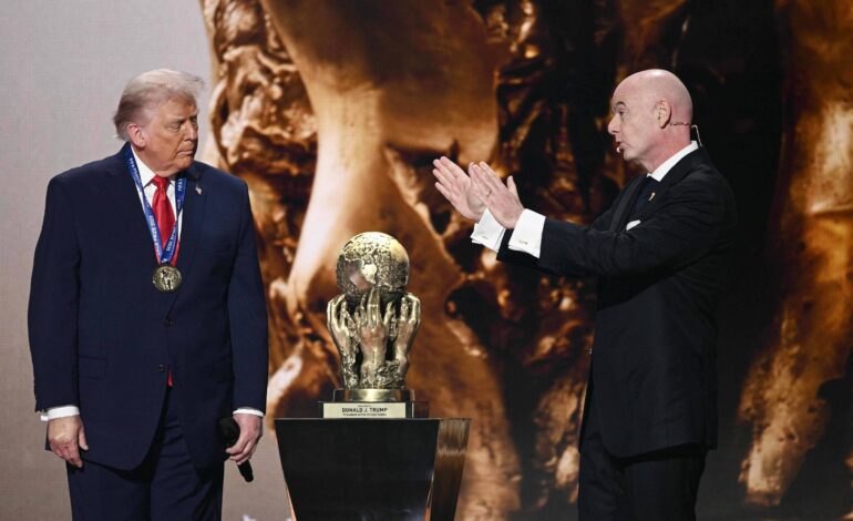 em-meio-a-tensao-com-a-venezuela,-trump-recebe-‘premio-da-paz’-da-fifa