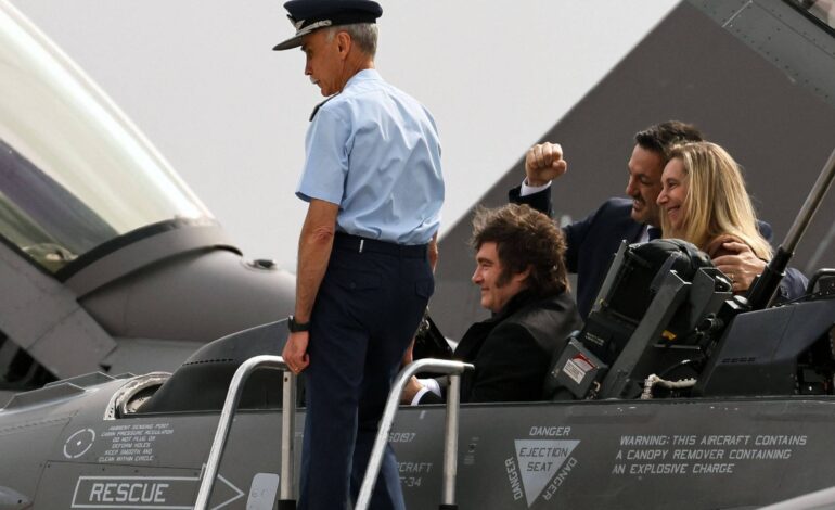 milei-apresenta-cacas-f-16-comprados-da-dinamarca-e-sobe-em-um-dos-avioes;-veja-video
