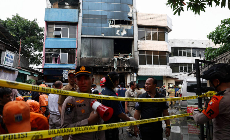incendio-em-predio-na-indonesia-mata-ao-menos-20-apos-explosao-de-bateria;-veja-video