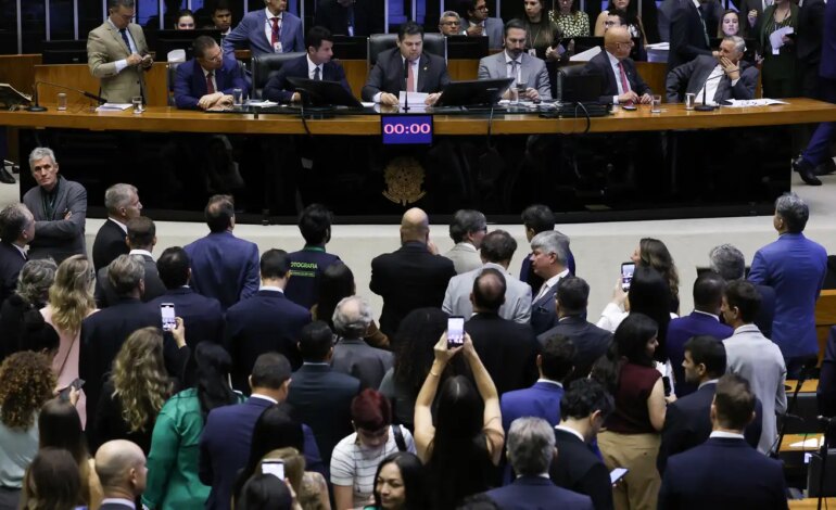 camara-retoma-trabalhos-apos-retirada-a-forca-de-braga