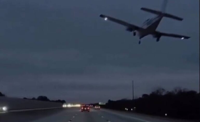 aviao-aterrisa-sobre-carro-em-rodovia-na-florida-apos-problemas;-veja-video