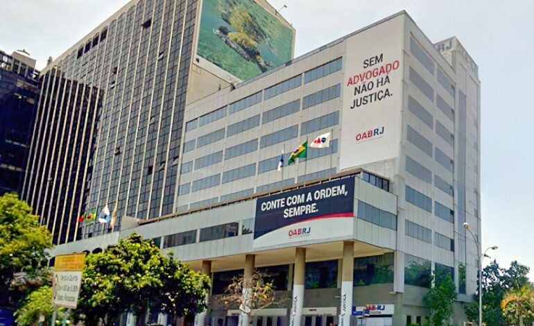 Alerj aprova dispensa de terno e gravata no verão em audiência pública