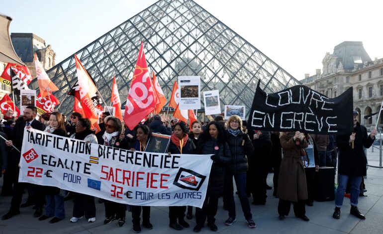 Trabalhadores do Louvre entram em greve e museu mais visitado do mundo não abre nesta segunda