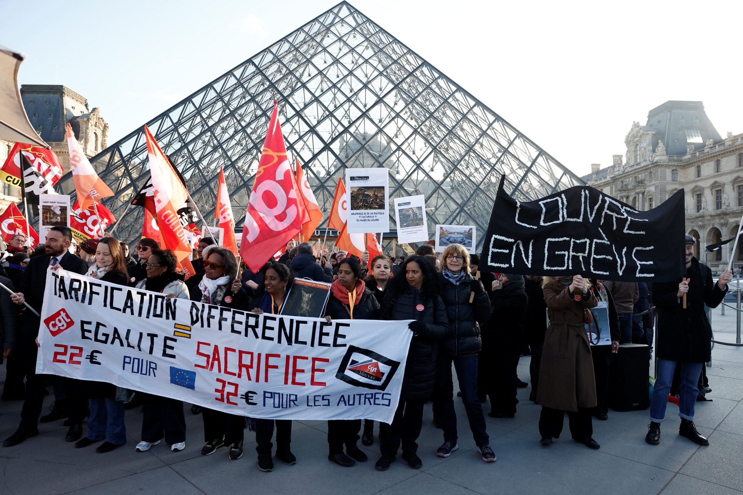 Trabalhadores do Louvre entram em greve e museu mais visitado do mundo não abre nesta segunda