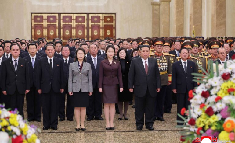 vista-como-sucessora,-filha-de-kim-jong-un-visita-memorial-de-ditadores-da-coreia-do-norte