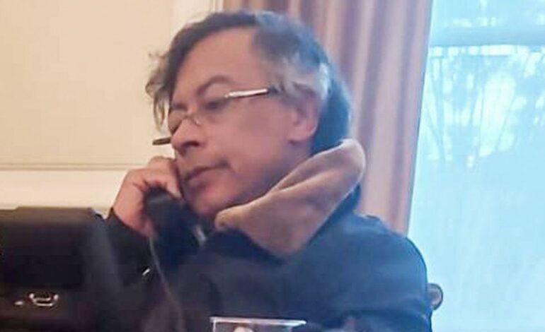 Após ameaças e acusações, Trump conversa com presidente colombiano