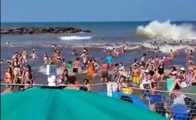 onda-gigante-na-costa-da-argentina-deixa-ao-menos-um-morto-e-30-feridos;-veja-video