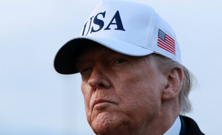 trump-mostra-dedo-do-meio-e-xinga-funcionario-de-fabrica-que-o-chamou-de-‘defensor-de-pedofilo’