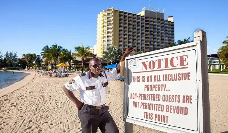 a-ilha-do-caribe-onde-os-moradores-nao-podem-entrar-nas-praias