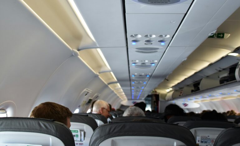 Família expulsa de voo da Air France: saiba o que é downgrade e como o passageiro deve proceder