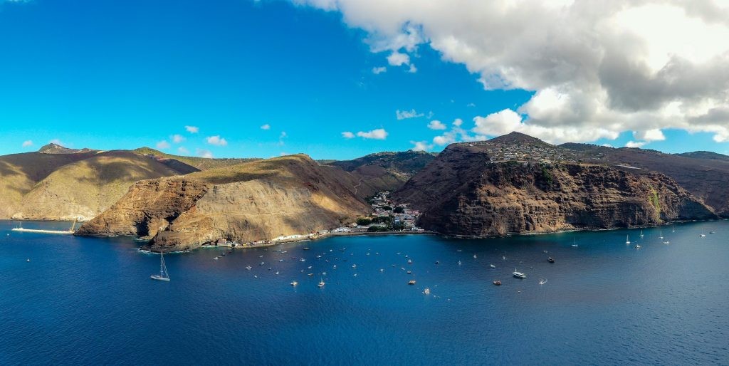 Ilha remota no Atlântico fecha o único aeroporto por falta de segurança, e turistas ficam presos