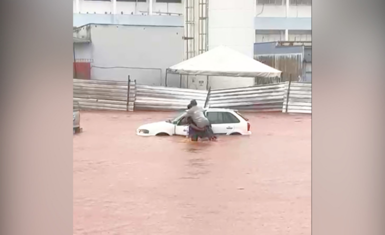motorista-e-socorrido-por-jovens-apos-ficar-preso-em-carro-durante-alagamento-em-araguaina;-video