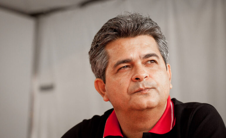 tecnico-ney-franco-fica-preso-no-qatar-e-relata-explosoes-em-meio-a-guerra-no-ira