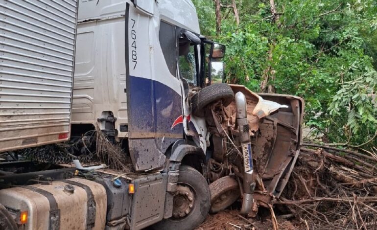 motorista-de-caminhonete-morre-apos-se-envolver-em-acidente-com-caminhao-na-br-153