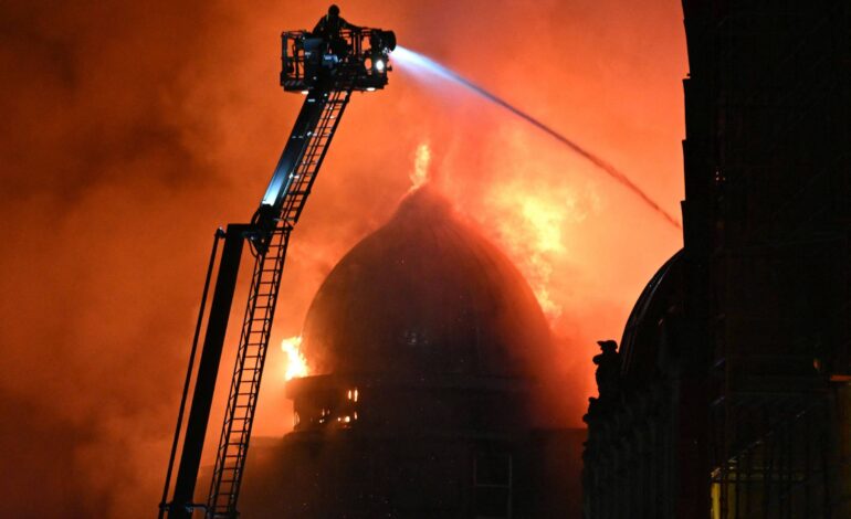 incendio-em-glasgow,-na-escocia,-destroi-predio-historico-e-gera-caos-no-transporte