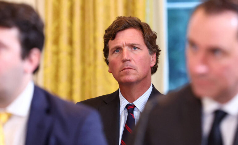 podcast-de-tucker-carlson-contra-guerra-no-ira-provoca-racha-no-maga