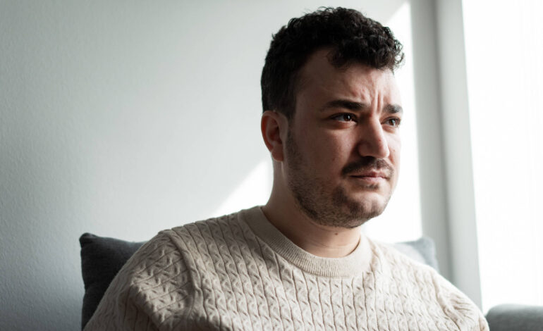 um-ano-apos-ser-solto,-ativista-pro-palestina-mahmoud-khalil-vive-rotina-de-medo-sob-trump