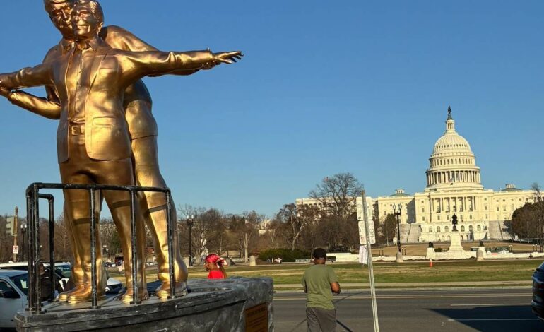 escultura-instalada-em-washington-retrata-trump-e-epstein-abracados-a-la-titanic
