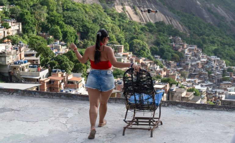 videos-de-turistas-em-lajes-da-rocinha-viralizam-e-geram-debate-sobre-‘romantizacao-da-pobreza’