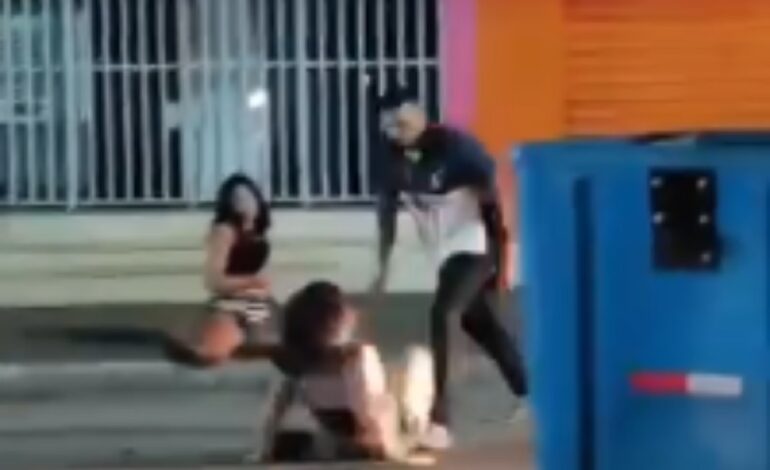video-mostra-homem-chutando-mulher-no-meio-de-rua-em-araguaina