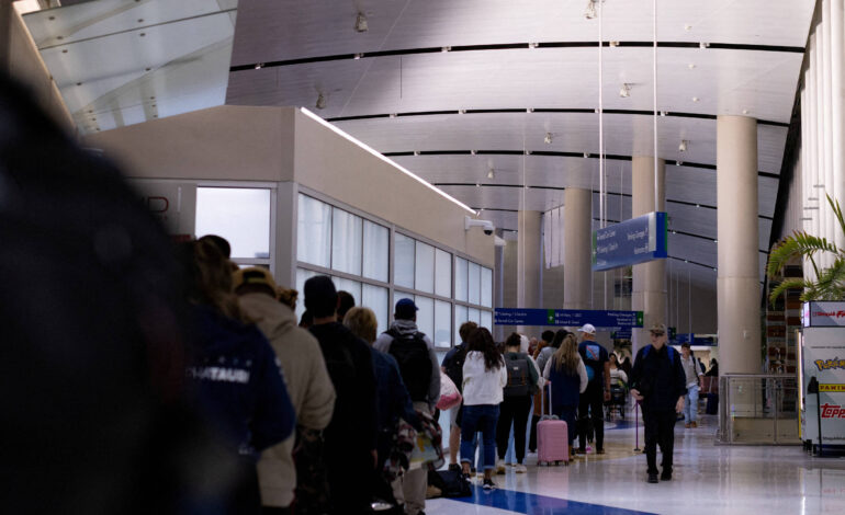 trump-confirma-que-enviara-agentes-do-ice-para-aeroportos-dos-eua