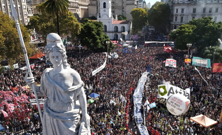 argentinos-lotam-praca-de-maio-e-criticam-milei-em-ato-relembrando-50-anos-do-golpe-militar