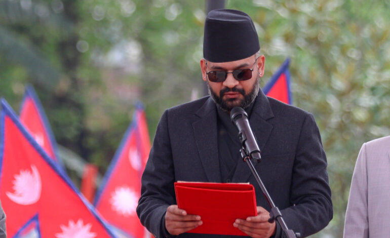 rapper-de-35-anos,-novo-premie-do-nepal-enfrenta-primeiros-desafios-no-poder