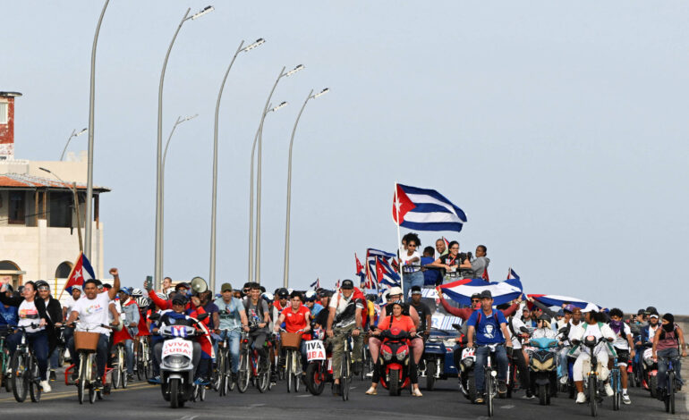 de-bicicleta,-jovens-de-cuba-fazem-marcha-anti-imperialista-em-havana