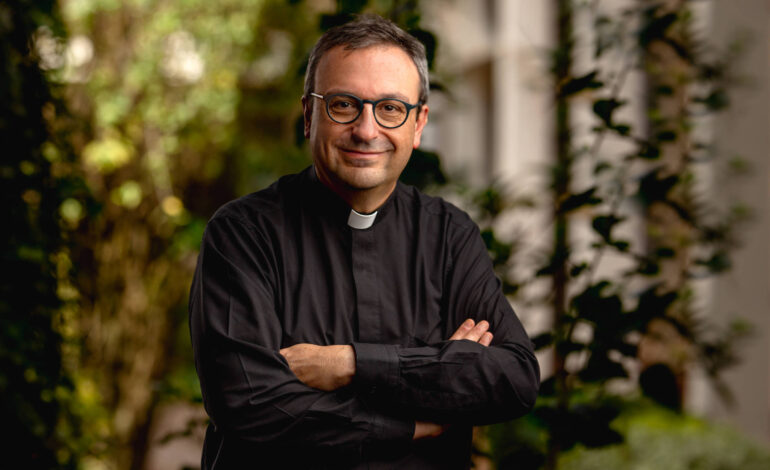 ia-e-um-dom-de-deus,-mas-nao-se-pode-amar-um-robo,-diz-padre-que-assessora-vaticano