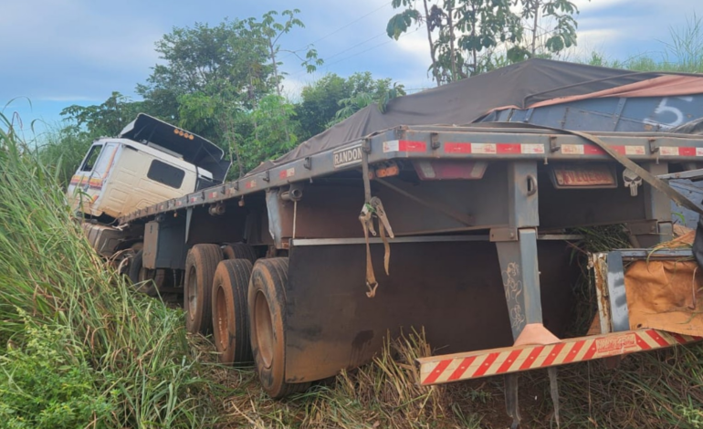 acidente-entre-caminhoes-deixa-um-morto-e-carga-espalhada-na-to-455