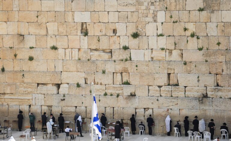 Locais sagrados em Jerusalém reabrem após 40 dias fechados devido à guerra
