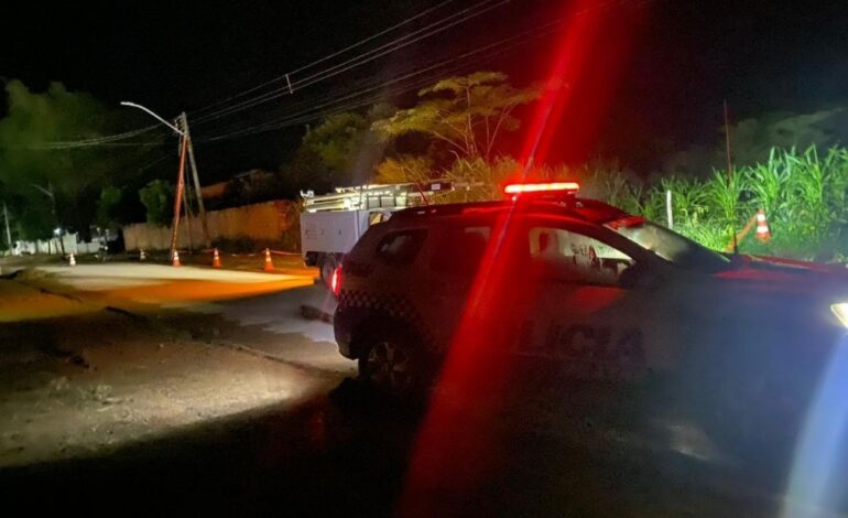 Criança morre após sofrer descarga elétrica ao ter contato com fio enquanto brincava, diz polícia
