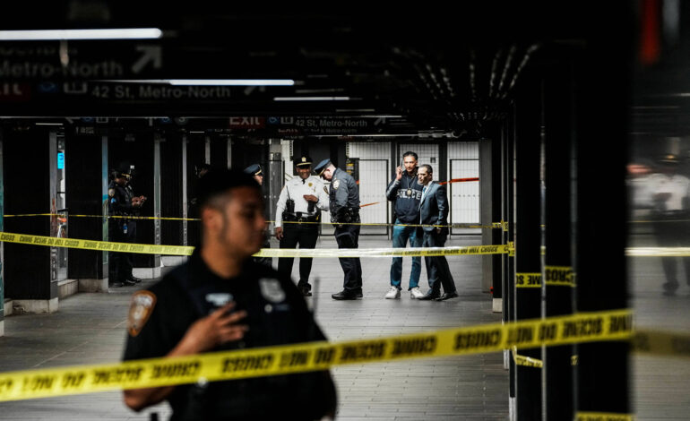 homem-ataca-tres-pessoas-com-facao-em-estacao-de-metro-em-nova-york-e-e-morto-por-policial