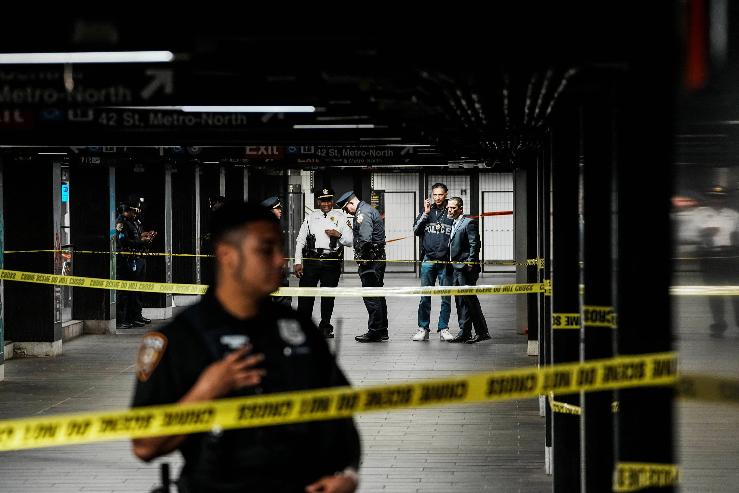 Homem ataca três pessoas com facão em estação de metrô em Nova York e é morto por policial