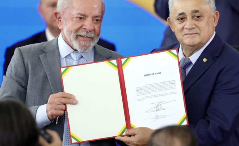 jose-guimaraes-assume-ministerio-e-fala-em-“derrotar-o-fascismo”