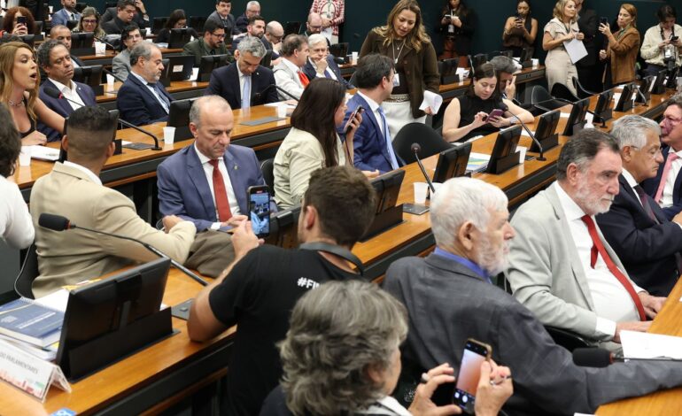 Pedido de vista adia votação da PEC do fim da 6×1 na CCJ da Câmara
