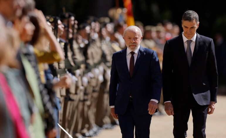 Lula inicia viagem pela Europa e é recebido por Sánchez na Espanha