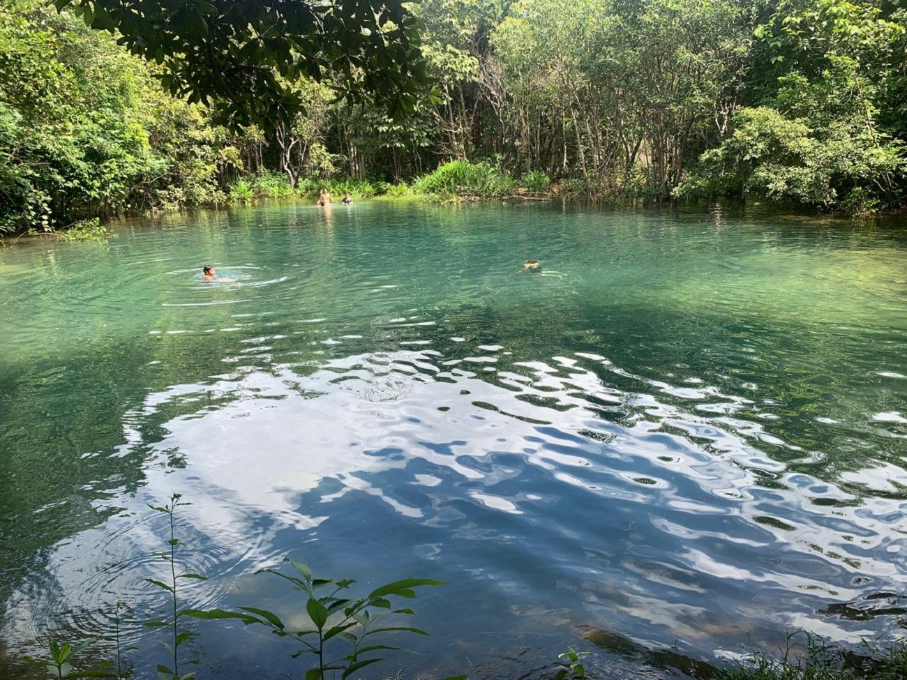 Beleza natural da ‘Lagoa Azul’ atrai visitantes em Luzimangues; área ainda não é regulamentada