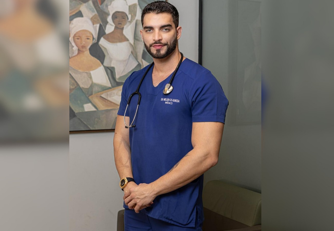 Médico ‘bonitão’ que viralizou após atender mulher para drenar furúnculo se formou na Bolívia