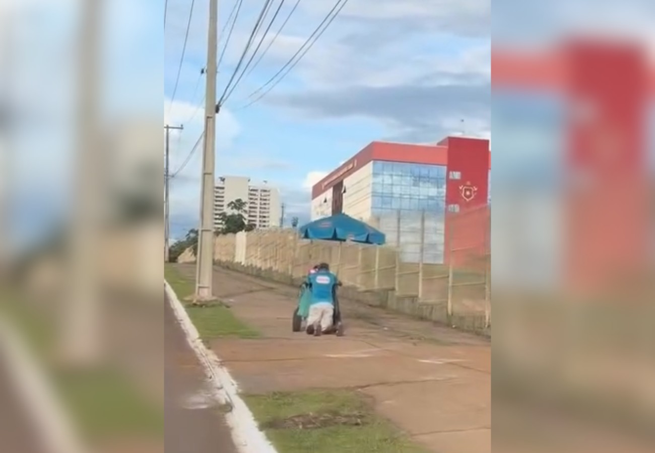 Mulher filma vendedor de sorvete de joelhos com carrinho e se emociona: ‘Era sobre fé’; VÍDEO