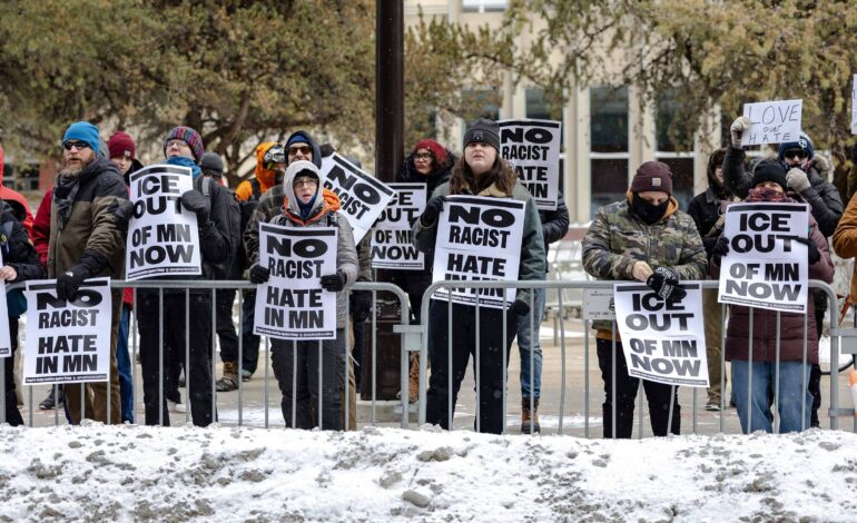 politica-de-imigracao-de-trump-vira-fardo-politico-antes-de-eleicao,-aponta-pesquisa