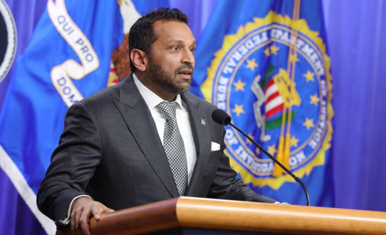 fbi-teria-investigado-jornalista-apos-reportagem-sobre-diretor,-diz-nyt