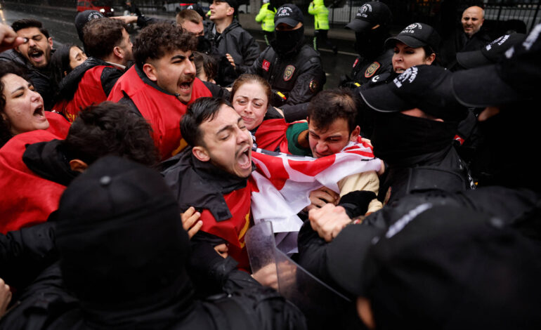 Polícia da Turquia prende centenas de manifestantes em atos do 1º de Maio, diz associação local