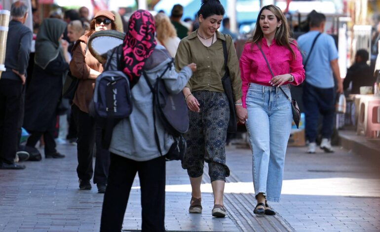 Mulheres desafiam o véu obrigatório após cessar-fogo no Irã