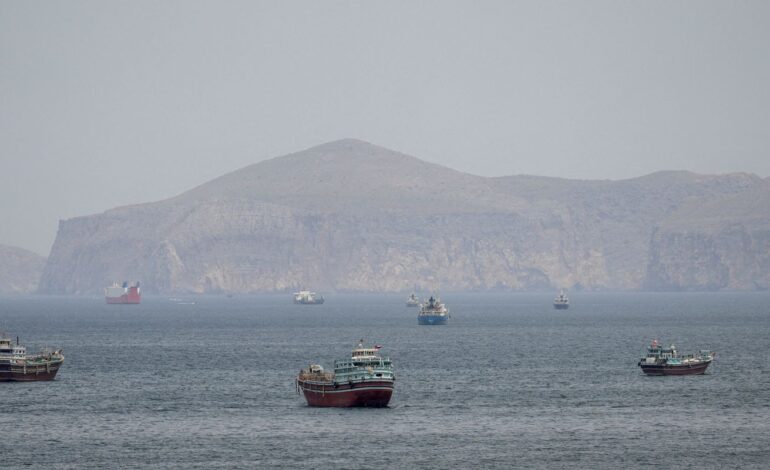 Mísseis atingem navio de guerra dos EUA que tentava entrar em Ormuz
