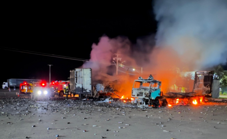 carretas-ficam-destruidas-apos-incendio-em-posto-de-combustivel-no-to;-video